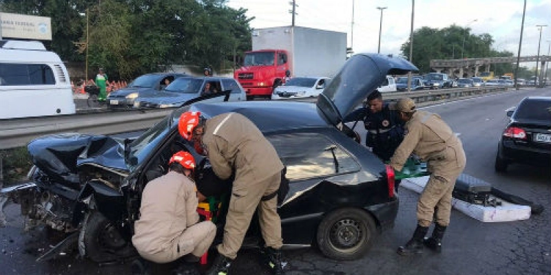 Motorista dorme no volante e bate carro em mureta na BR-230