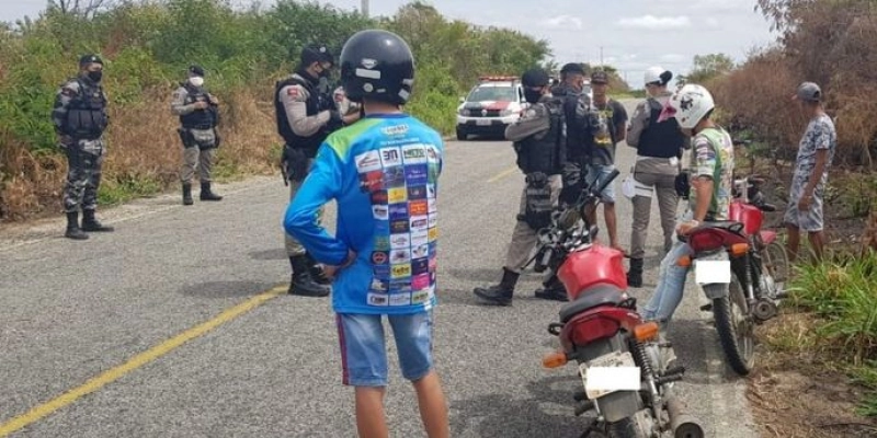 Polícia intercepta ‘rolezinho’ de motos e notifica participantes no Sertão da Paraíba