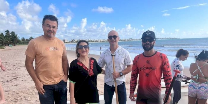 Prefeitura participa de ação de combate ao câncer de mama com a prática da canoa havaiana