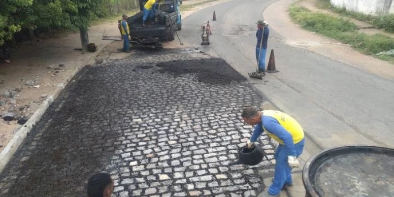 Seinfra realiza serviços de manutenção como tapa-buraco, galerias e iluminação pública nesta terça-feira