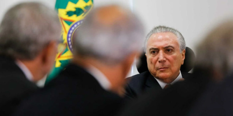 Após pedido de intervenção, Congresso discute saída de Temer