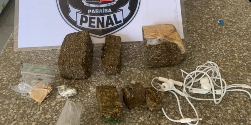 Drogas e fone de ouvido são encontrados no interior da Colônia Penal Agrícola de Sousa