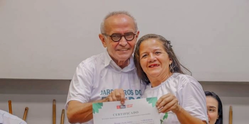 Cícero Lucena entrega certificados e kits de jardinagem para concluintes de curso e projeta novas oportunidades de trabalho