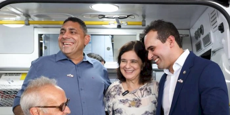 Em João Pessoa, João Neto recebe das mãos de Nísia Trindade, ambulância do SAMU para o município de Aparecida