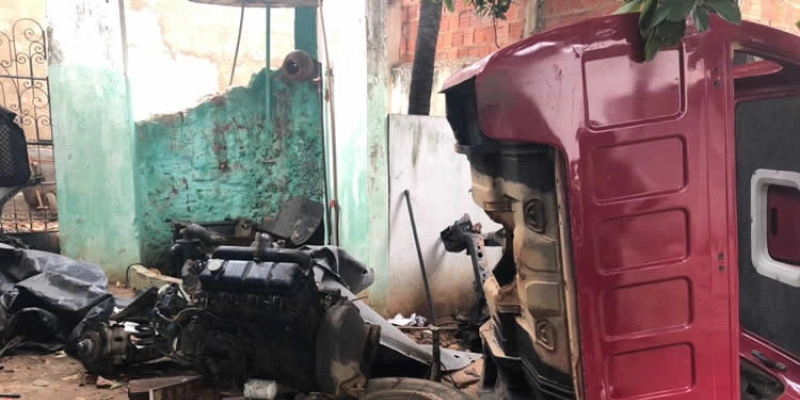 Polícia fecha oficina que funcionava como desmanche de carros roubados 