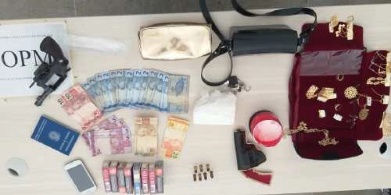 Em Cajazeiras, arma e drogas são apreendidos pela Polícia Militar; Imagem 