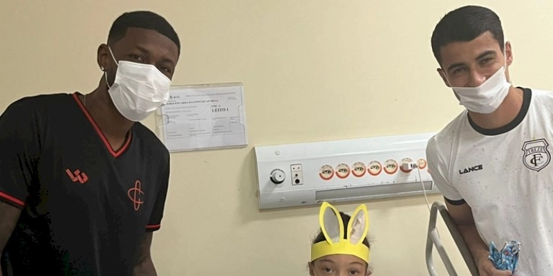 Crianças internas no Trauma CG recebem visita de jogadores de futebol e comemoram páscoa