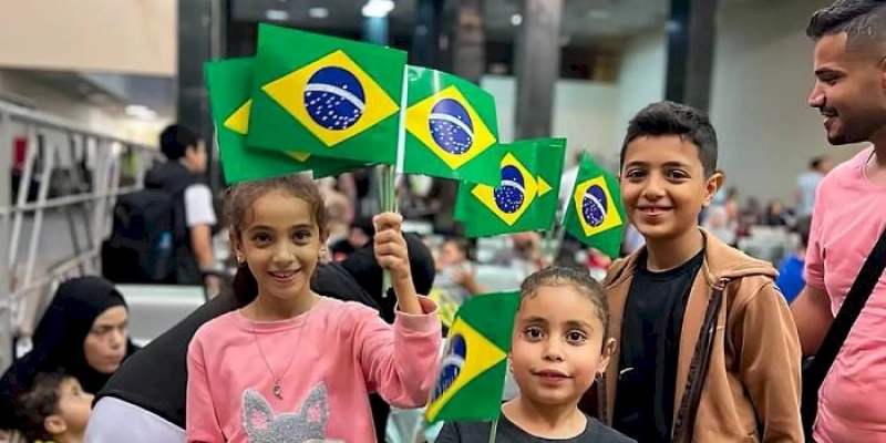 Brasileiros que estavam em Gaza chegam ao Brasil nesta segunda