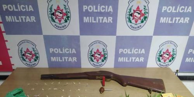 PM apreende espingarda, munições, pedras de crack, dinheiro e dois pés de maconha na Paraíba