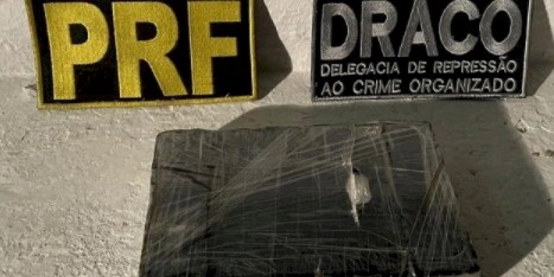 Mulher é presa com 1 kg de pasta base de cocaína em ação da PRF e a DRACO; droga apreendida custa R$ 130 mil