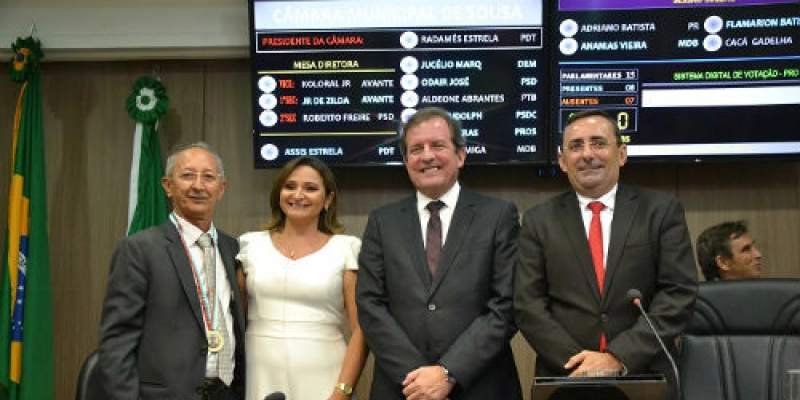Sessão Solene da Câmara Municipal de Sousa entrega Comenda Medalha governador Antônio Mariz ao engenheiro Marcelo Elias