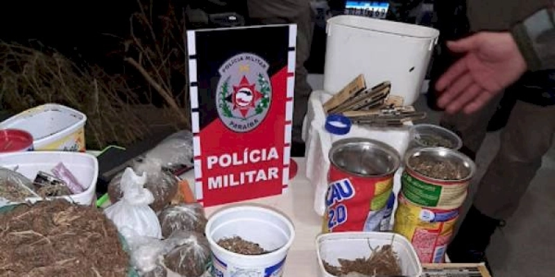 Polícia Militar prende casal que realizava tráfico de drogas na porta de sua residência, na cidade de Cajazeiras