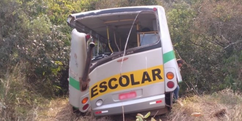Acidente entre ônibus escolar e caminhão deixa duas crianças mortas em SP