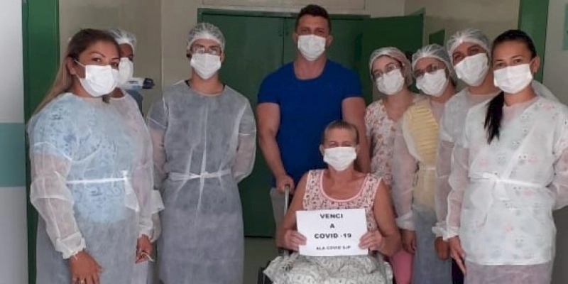 Após tratamento na Ala Covid do Hospital Municipal de São José de Piranhas, mulher agradece a competência dos profissionais