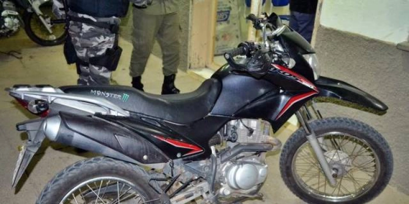 Moto roubada é encontrada abandonada no Centro de São Bento 