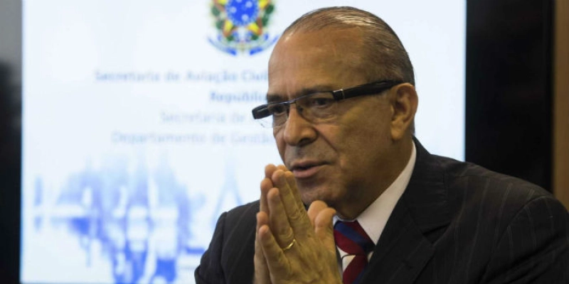 Padilha: "Governo não mudará política de preços para reduzir gasolina"; Confira
