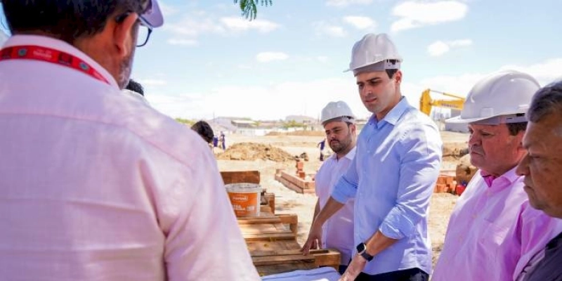 Lucas Ribeiro inicia semana inspecionando obras do Governo da Paraíba em Campina