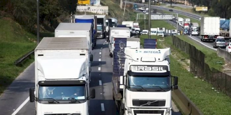 Caminhoneiros e taxistas recebem auxílio nesta terça-feira