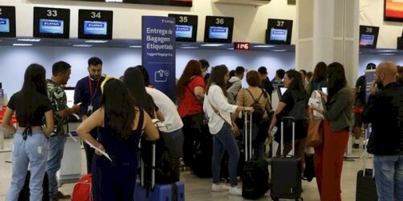 Greve dos pilotos e comissários causa cancelamentos e atrasos em voos