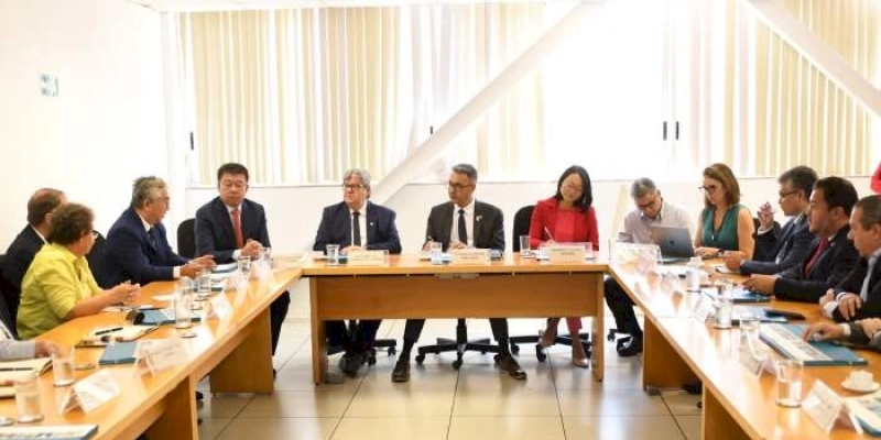 João Azevêdo se reúne com diretoria da Anvisa e discute implantação de fábrica de insulina na Paraíba
