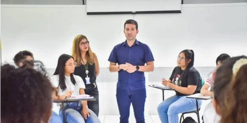 Deputado Michel Henrique propõe isenção de ICMS para professores na aquisição de notebooks e smartphones, na Paraíba