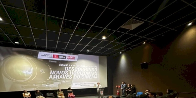 Leo Bezerra destaca protagonismo dos jovens durante entrega de certificados de oficina de audiovisual em JP