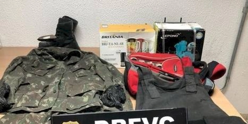 Polícia Civil apreende roupas camufladas, botas táticas, luvas e colete balístico