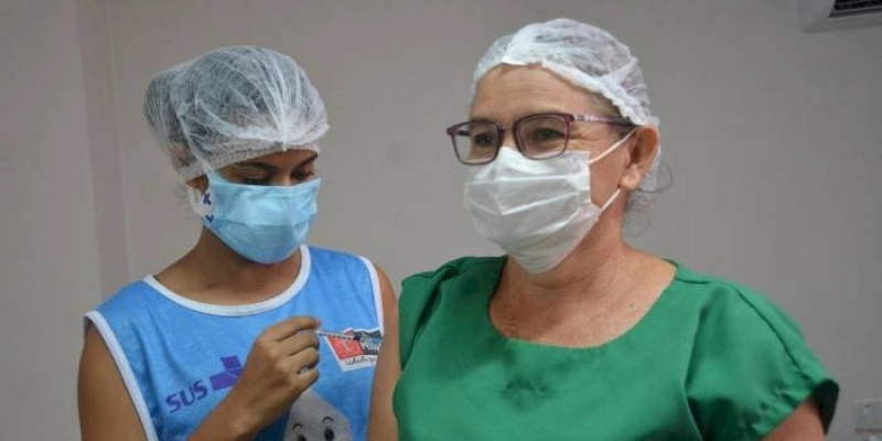 Trabalhadores dos hospitais, UPAs e Samu são vacinados com imunizante bivalente