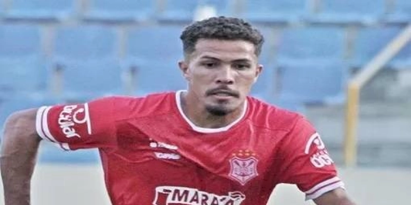 Sousa contrata lateral-esquerdo e fica próximo de completar elenco