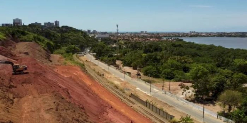 O que é o sal-gema e por que sua extração gerou problemas em Maceió?