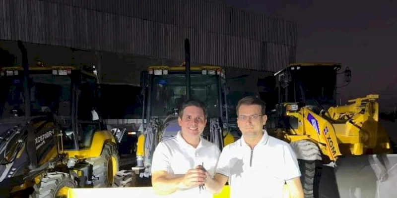 Prefeito Bal Lins consegue para São José de Piranhas, uma máquina retroescavadeira