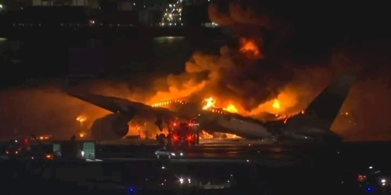 No Japão, Avião com 379 passageiros pega fogo 