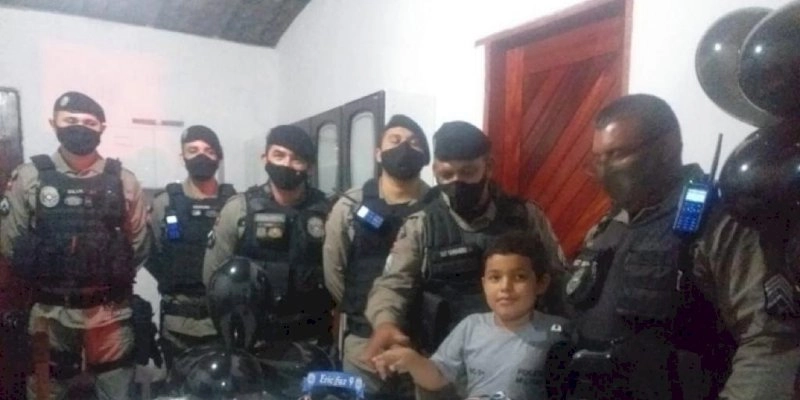 Policiais fazem surpresa no aniversário de menino que sonha em ser da PM