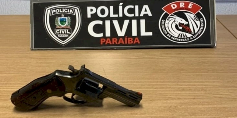 Jovem finda baleado após trocar tiros com a Polícia Civil e tentar fugir; uma arma de fogo foi apreendida na ação 