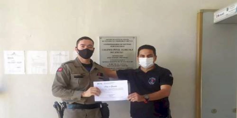 Policial do 14º BPM recebe condecoração do diretor da Colônia Penal Agrícola de Sousa