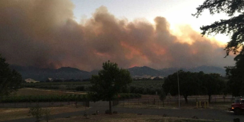 Incêndio na Califórnia deixa 300 desabrigados