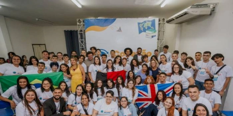 Mais de 100 estudantes da Rede Estadual de Ensino embarcam para intercâmbios na Espanha e Reino Unido