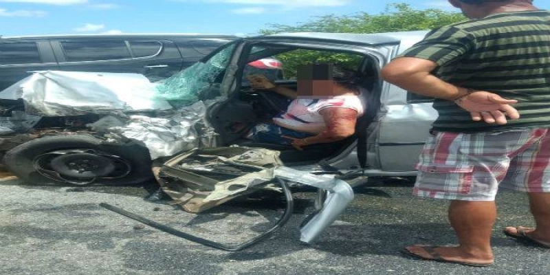 Colisão entre doblô e carro-pipa deixa mulher ferida na BR-230 nesta quinta-feira