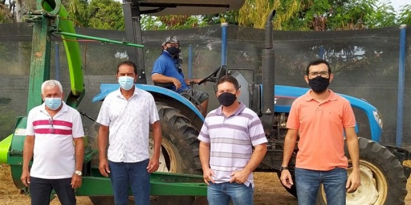 Prefeitura de Sousa entrega máquina ensiladeira para beneficiar toda zona rural do Município