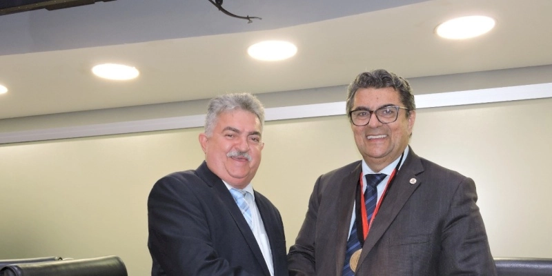 ALPB concede Medalha Governador Pedro Gondim ao contador Neuzomar de Sousa