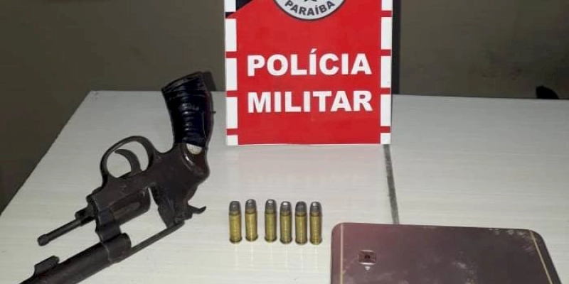 Moto roubada, arma e munições são apreendidas e dois suspeitos presos, após assalto