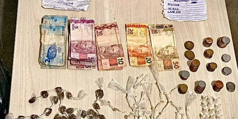 Polícia Militar apreende mais de 140 embalagens com drogas durante ação na cidade de Cajazeiras