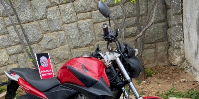 Motocicleta com sinais identificadores adulterados é apreendida pela polícia militar, no sertão 