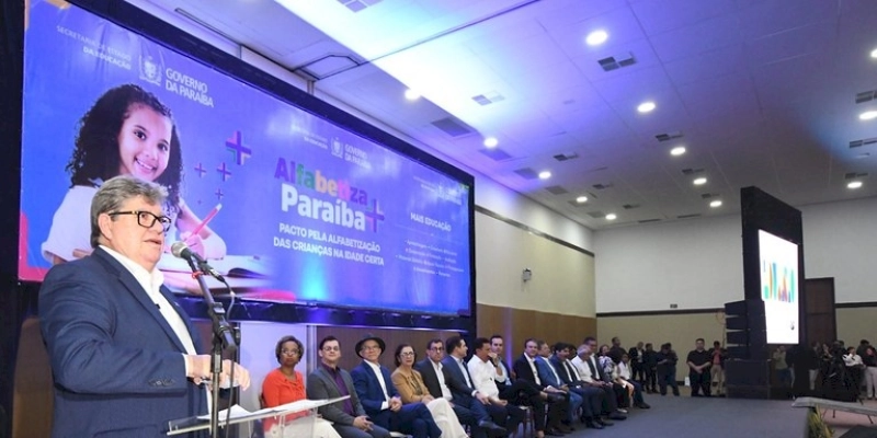 João Azevêdo lança programa de alfabetização na idade certa e potencializa ensino-aprendizagem