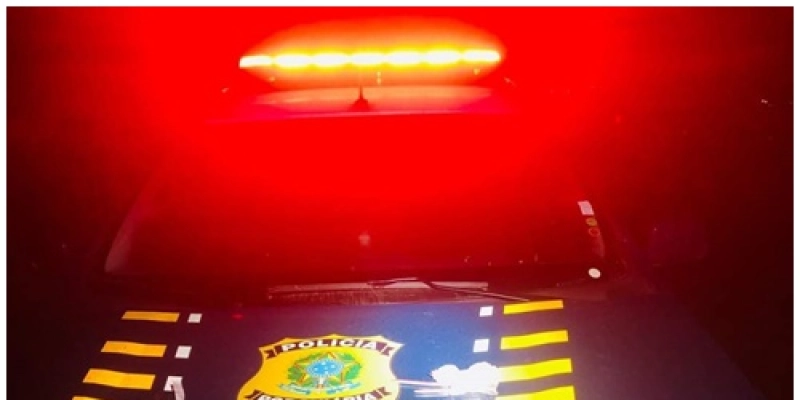 PRF na Paraíba prende homem com uma pistola escondida em fundo falso de caminhão