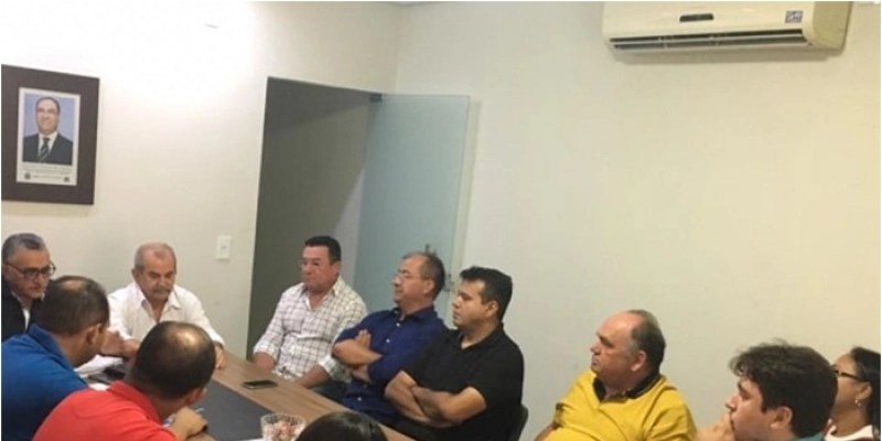 Em Uiraúna, Hélder Carvalho e a secretária Larissa Abrantes participaram de reunião do CONDESPB