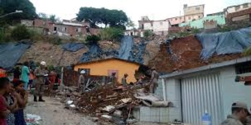 Deslizamento de barreira deixa cinco mortos e três feridos no Recife