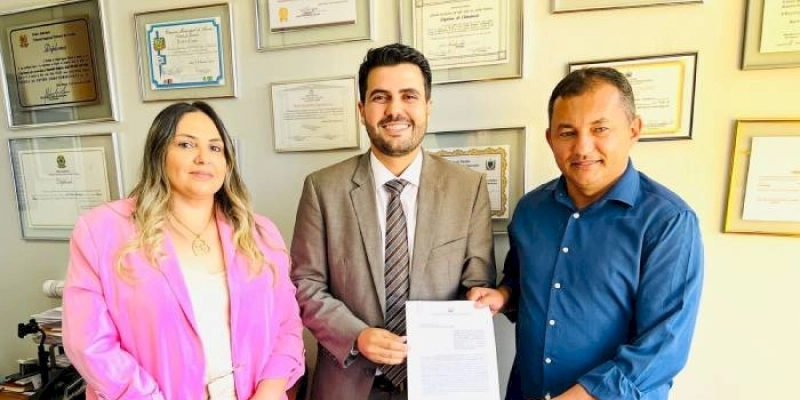 Ao lado de Wilson Filho, prefeito de Catingueira assina convênio de R$ 850 mil para construção de campo de futebol