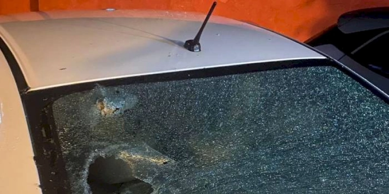 Após nova derrota, torcedores do Campinense invadem estacionamento do Renatão e quebram carros