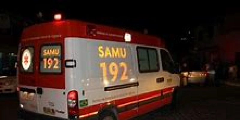 Colisão entre uma motocicleta e van escolar deixa uma pessoa ferida 